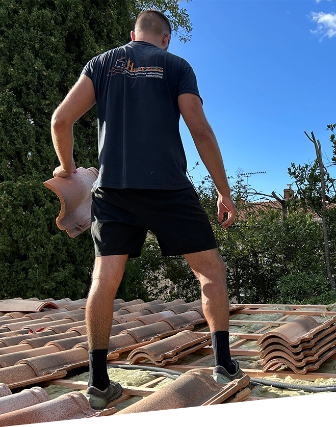 Jonathan Hugot, artisan couvreur, intervention sur toiture tuiles canal à Béziers