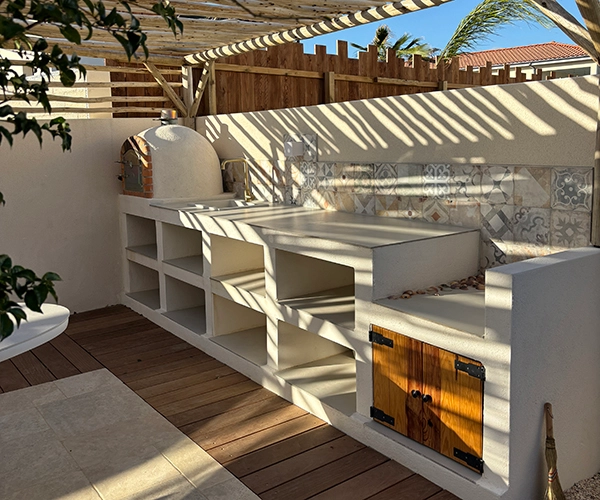 Cuisine d'été avec pergola et four à pizza aménagée à Béziers par HUGOT Bâtiment