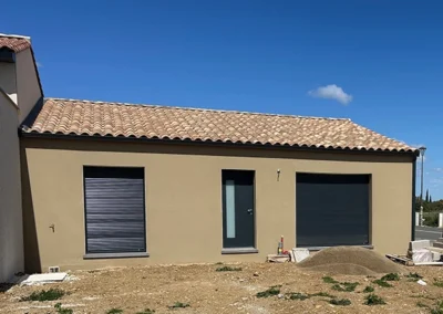 Construction maison neuve avec enduit et volets roulants à Béziers par HUGOT Bâtiment