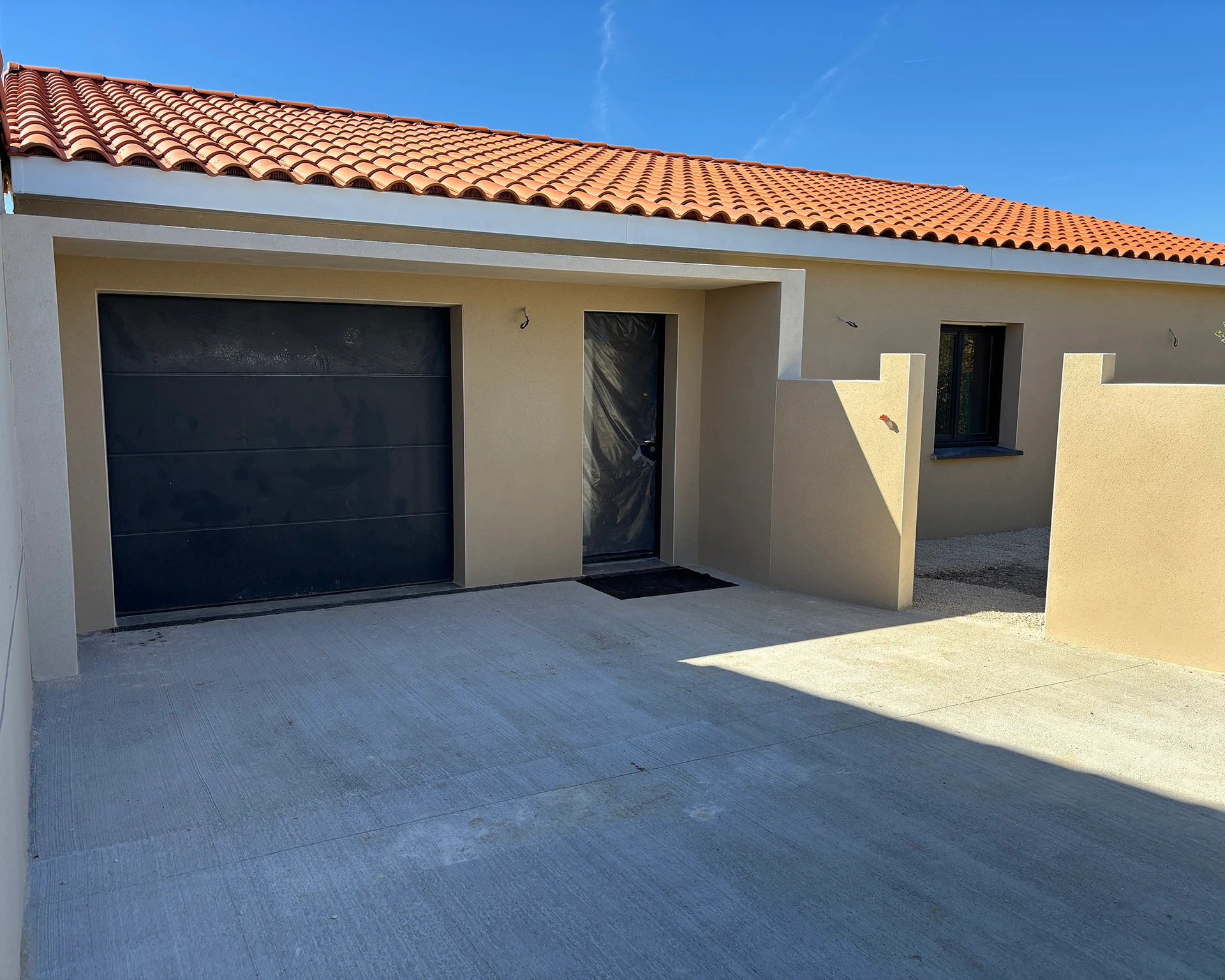 Maison neuve livrée avec garage et enduit par HUGOT Bâtiment à Béziers