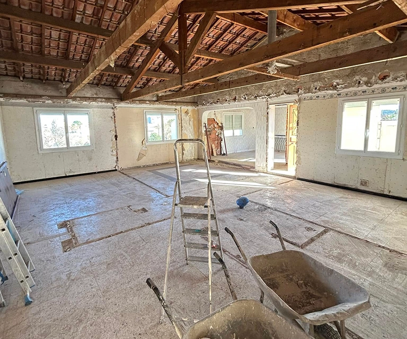 Chantier de rénovation complète intérieure avec démolition et charpente apparente à Béziers