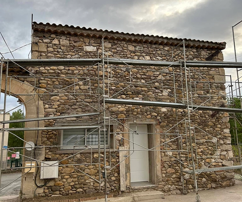 Rénovation maison en pierre avec échafaudage et reprise de façade dans l'Hérault