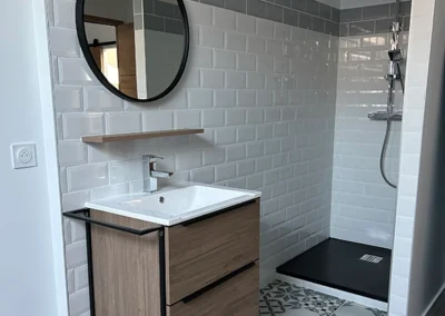 Rénovation salle de bain avec carrelage, meuble bois et douche à l'italienne à Béziers