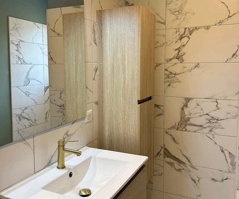 Rénovation salle de bain carrelage marbre meuble bois et robinetterie dorée à Béziers