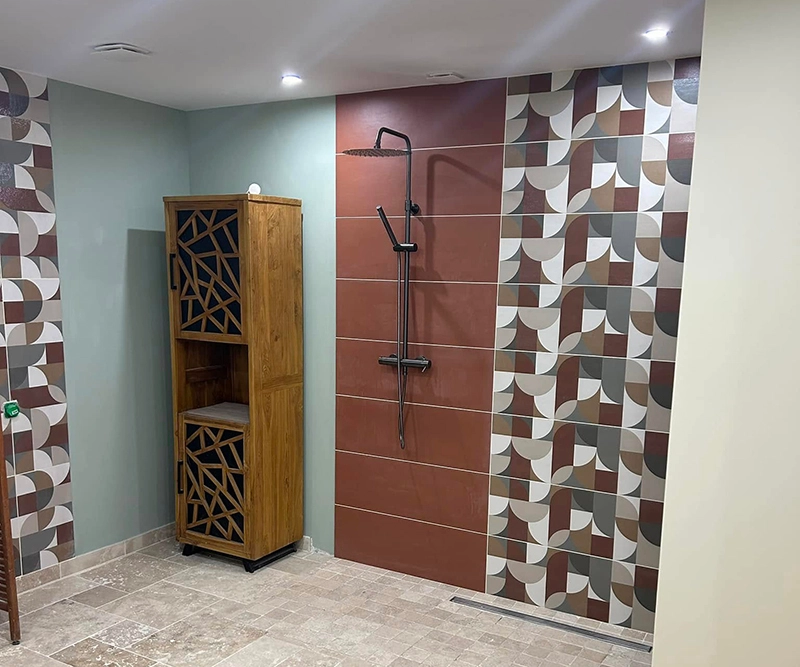Rénovation salle de bain avec carrelage motifs et douche à l'italienne à Béziers