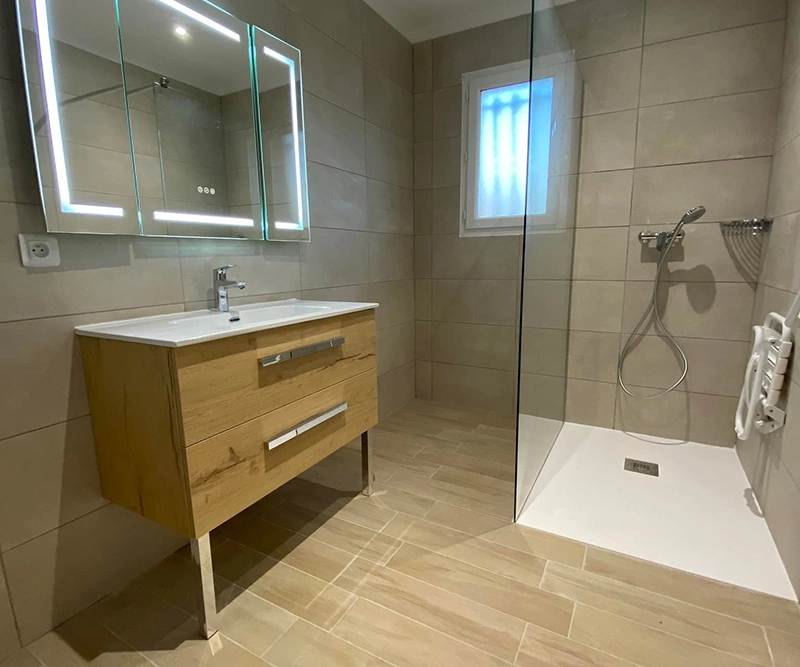 Rénovation salle de bain avec meuble bois, miroir lumineux et douche à l'italienne à Béziers