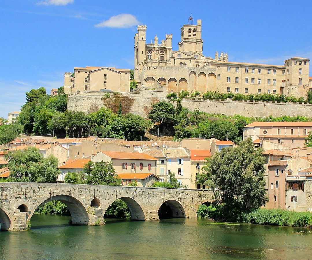 Vue sur Béziers avec le pont Vieux et la cathédrale Saint-Nazaire, zone d'intervention de HUGOT Bâtiment