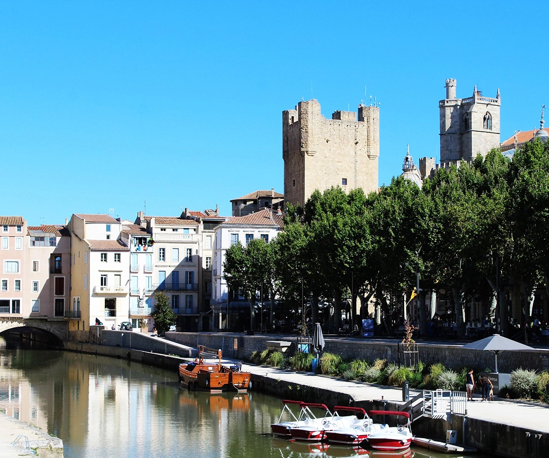Vue sur Narbonne avec le canal de la Robine et la cathédrale Saint-Just, zone d'intervention de HUGOT Bâtiment