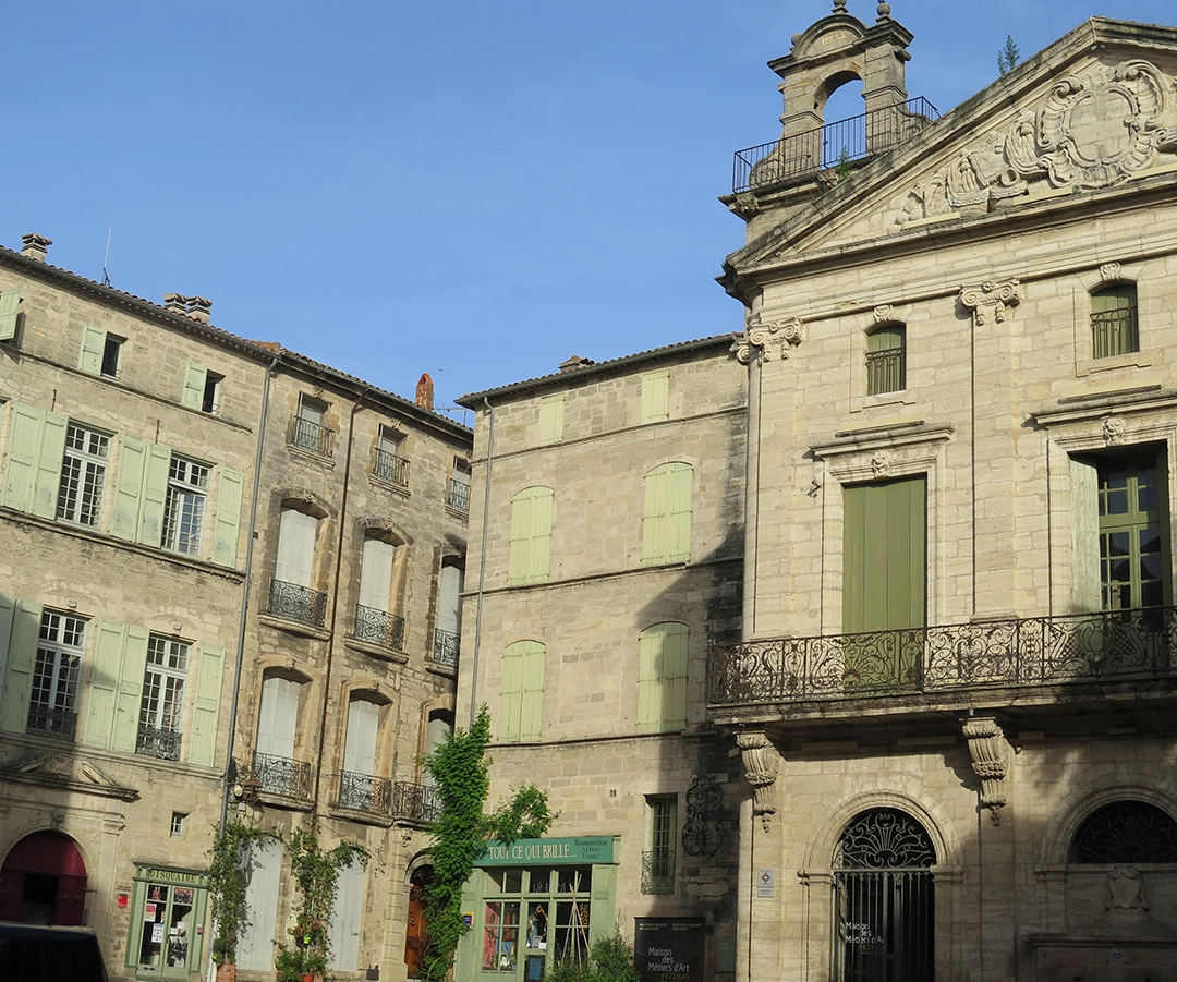 Vue sur la place Gambetta et la vieille ville de Pézenas, zone d'intervention de HUGOT Bâtiment