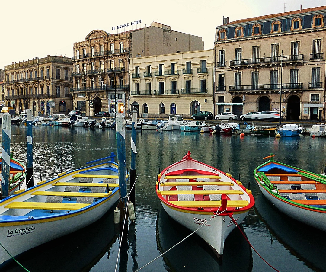 Vue sur le port de Sète avec ses barques de joutes colorées, zone d'intervention de HUGOT Bâtiment